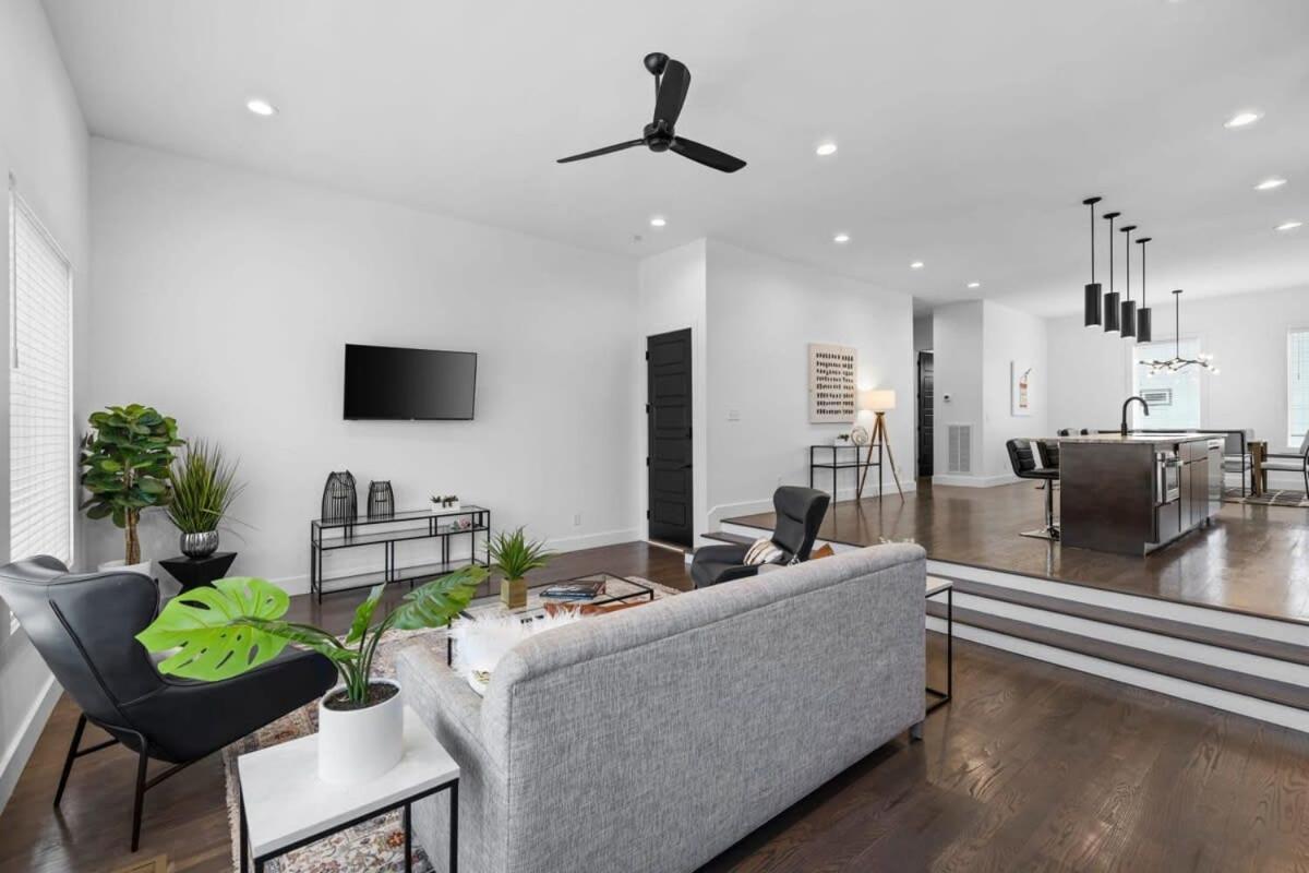 Magnificent 4 Bedroom -w Balcony & Fireplace Nashville