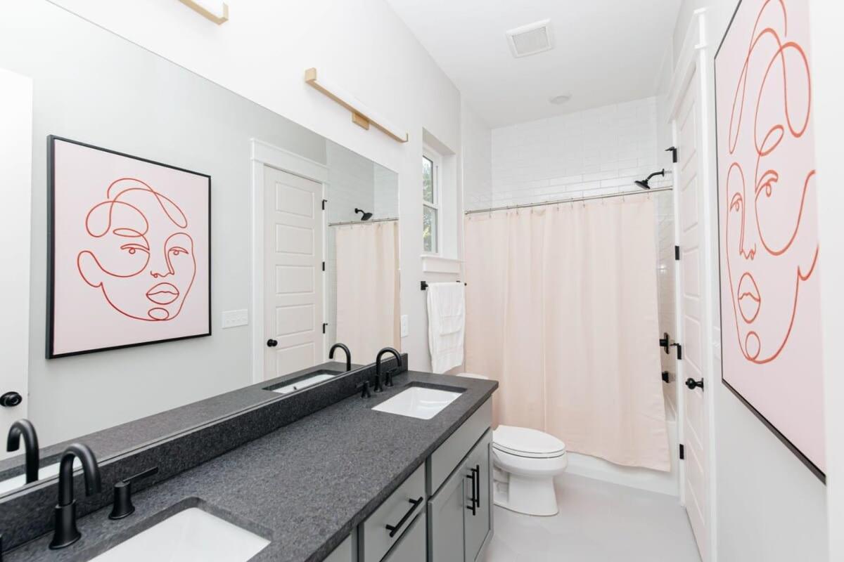 Designer Single Family House-rooftop- Hot Tub Holiday home