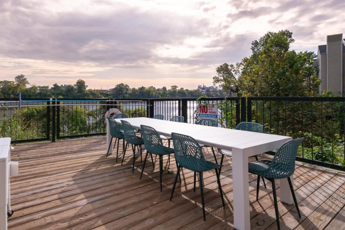 Swifties Sittin By The Water * Nashville