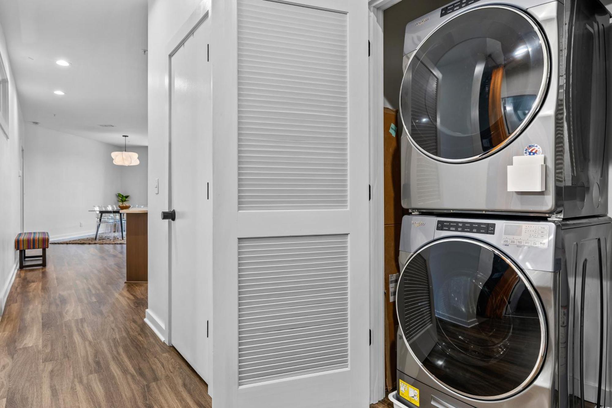 Modern, Free Parking, Walk To Everything Apartment *