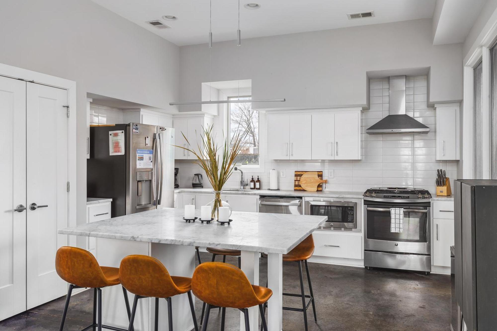 Holiday home Modern Luxury Rooftop Deck, 3 Mi To Downtown *