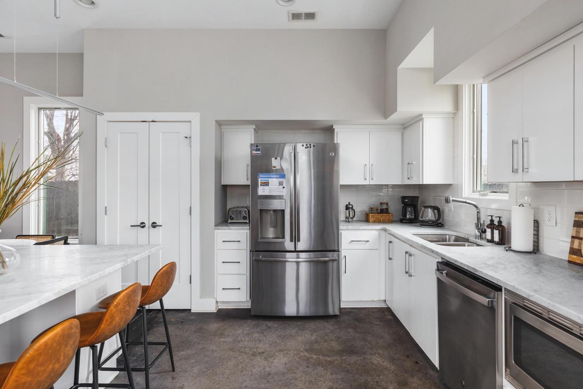 Holiday home Modern Luxury Rooftop Deck, 3 Mi To Downtown