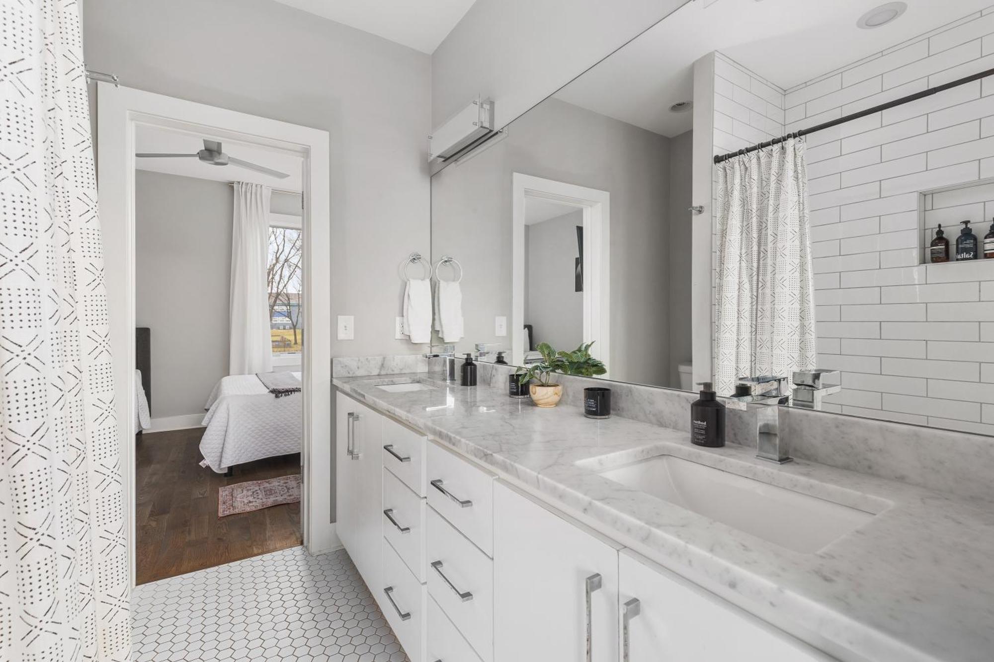 Modern Luxury Rooftop Deck, 3 Mi To Downtown Holiday home
