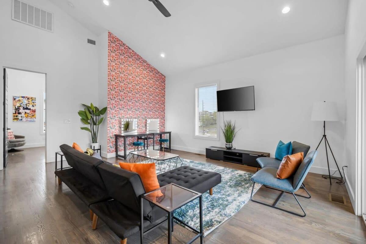 Magnificent 4 Bedroom -w Balcony & Fireplace