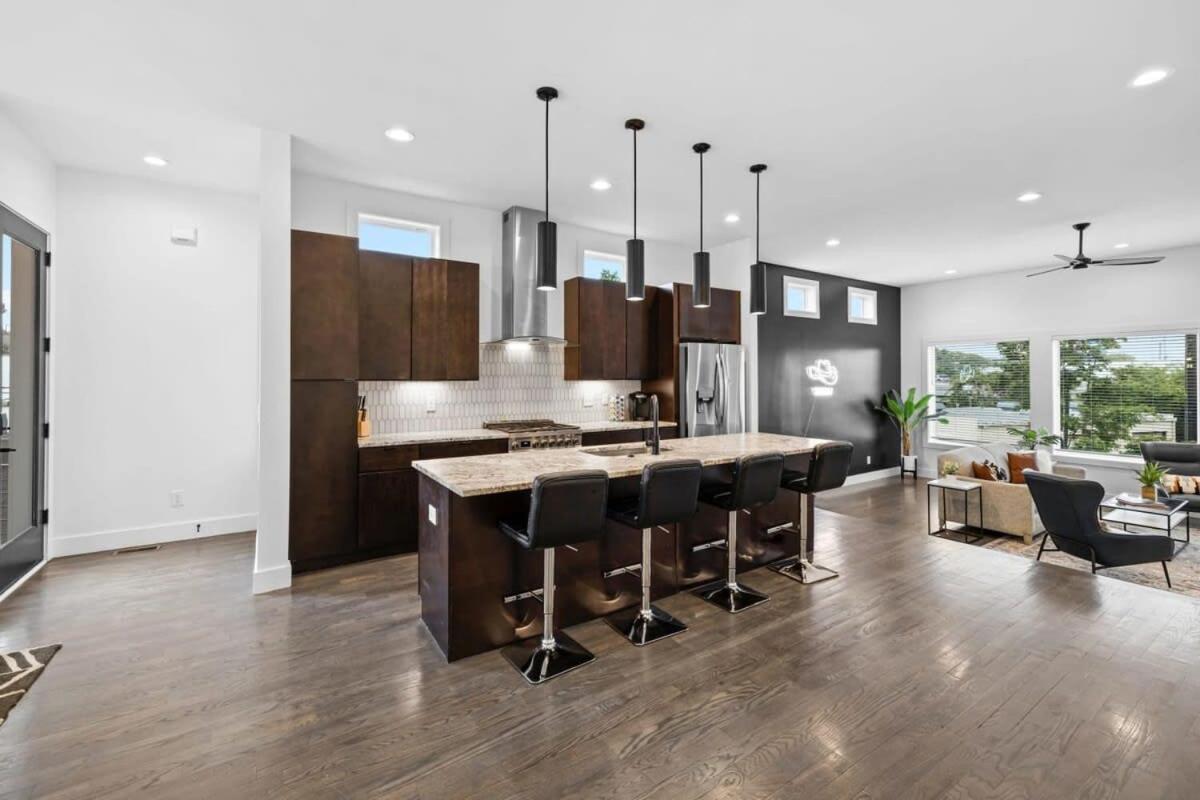 Magnificent 4 Bedroom -w Balcony & Fireplace *