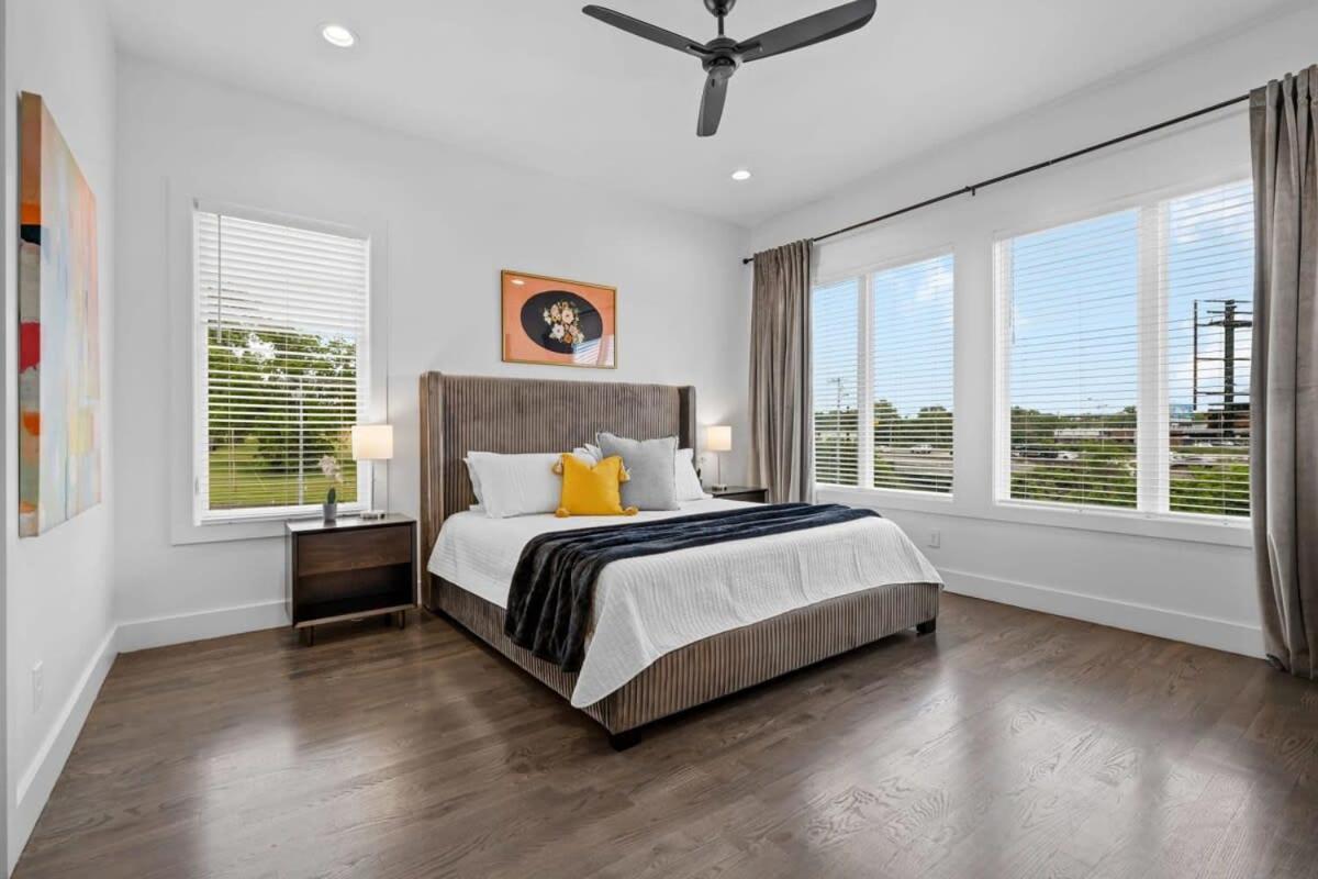 Holiday home Magnificent 4 Bedroom -w Balcony & Fireplace