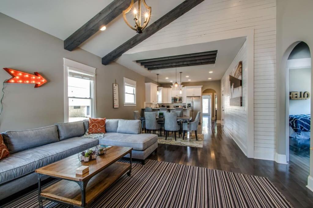 Holiday home 1-story Family With Fenced Yard, Grill, Parking, Sleeps 10, 5 Mins To Five Points & Nissan Stadium, Smart Tvs, Pet-friendly Yard, Patio For Bbqs, Ideal Getaway For Families, 24 Hr Hospitality Nashville