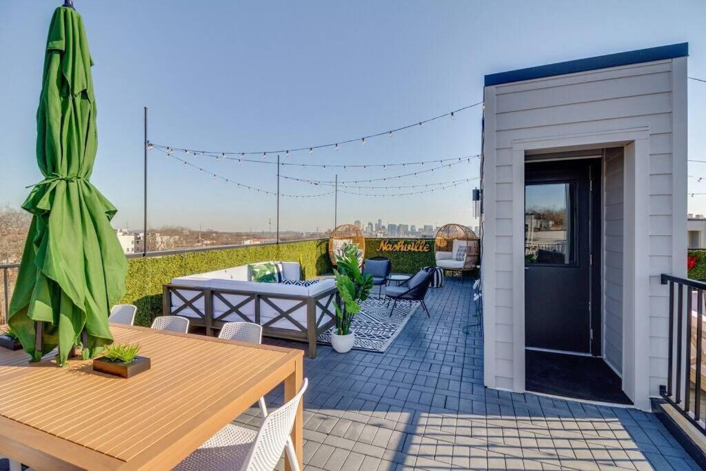 Mega - 24 Beds And Karaoke Hotel 4*