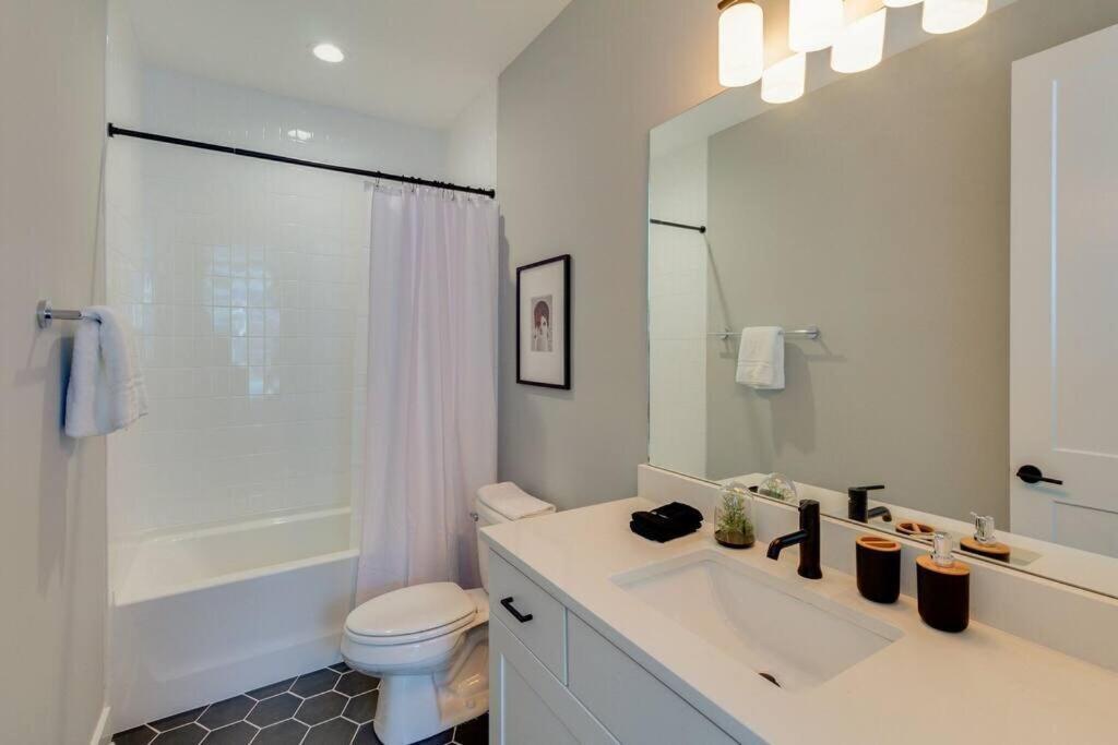 Mega - 24 Beds And Karaoke 4* Nashville
