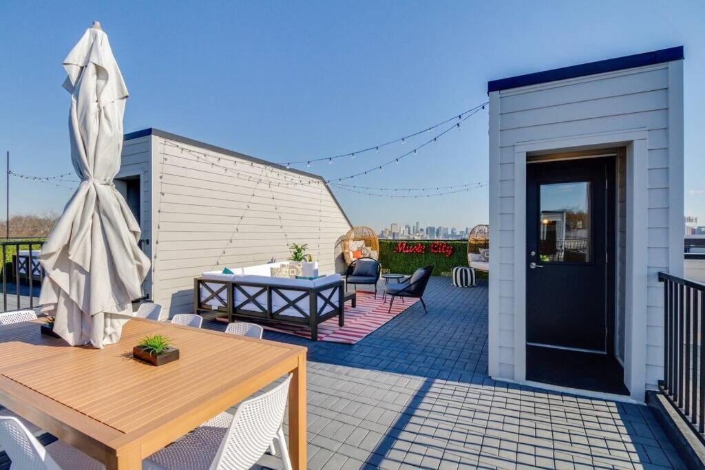 Mega - 24 Beds And Karaoke Hotel Nashville