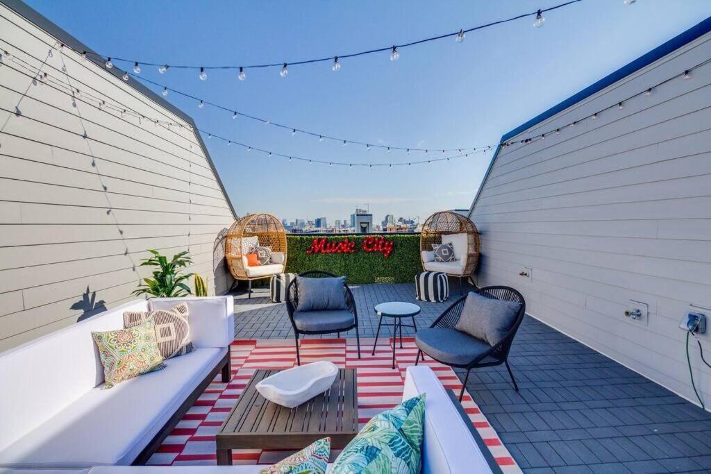 Mega - 24 Beds And Karaoke 4*