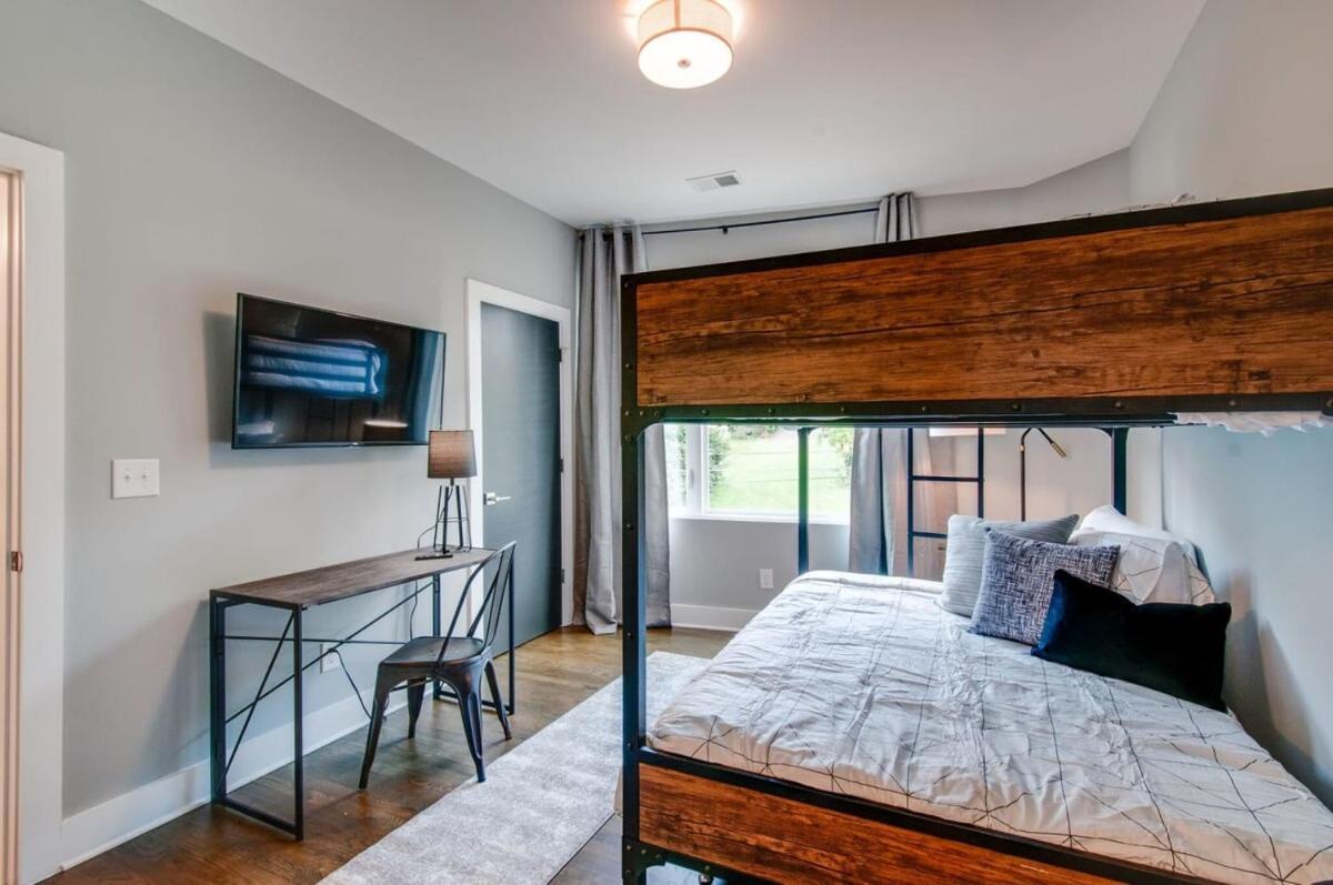 King & Queen 2 Homes - 24 Beds Views Holiday home Nashville