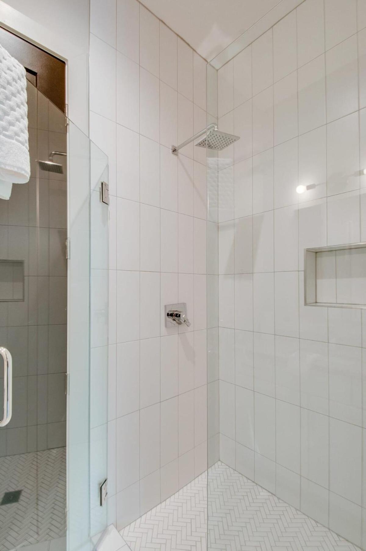 East Nash Lux - 13 Beds & Views *