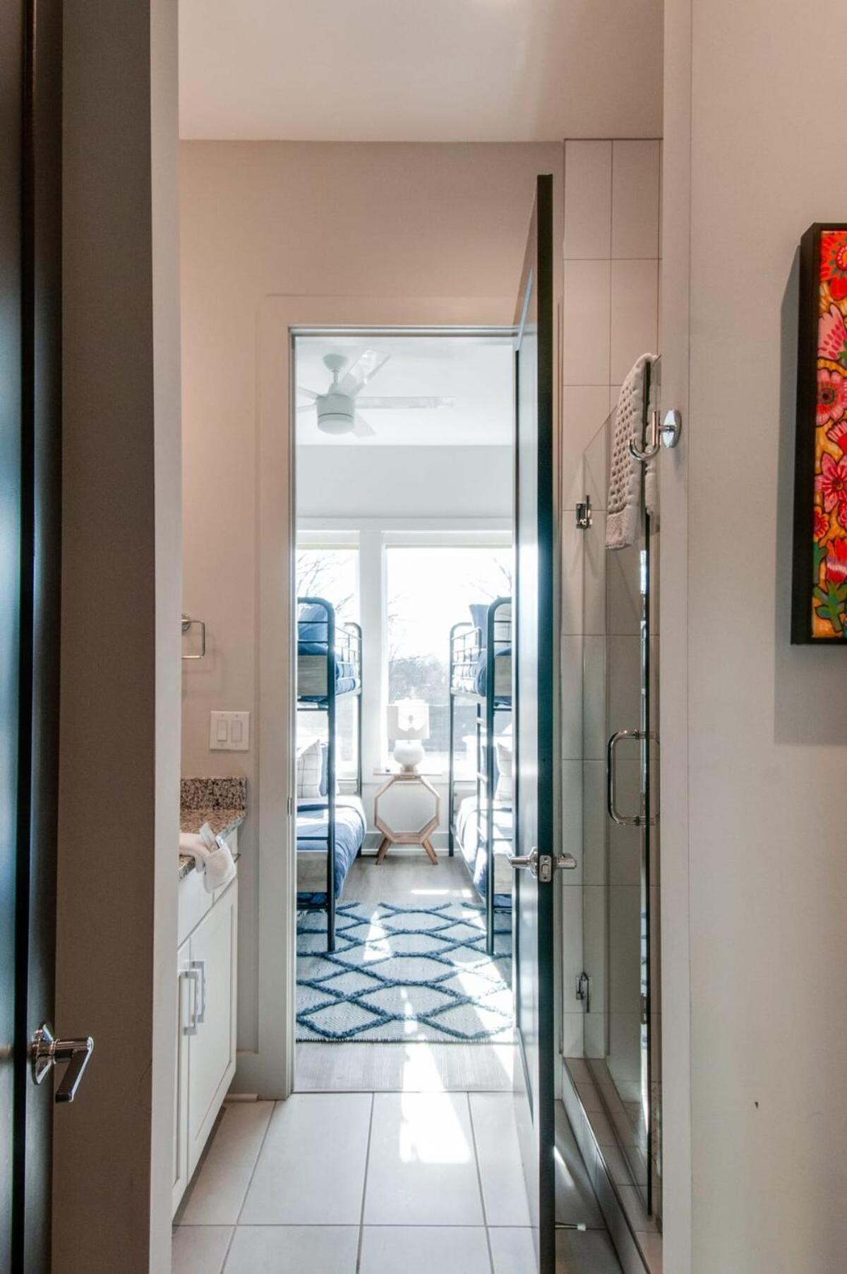 East Nash Lux - 13 Beds & Views