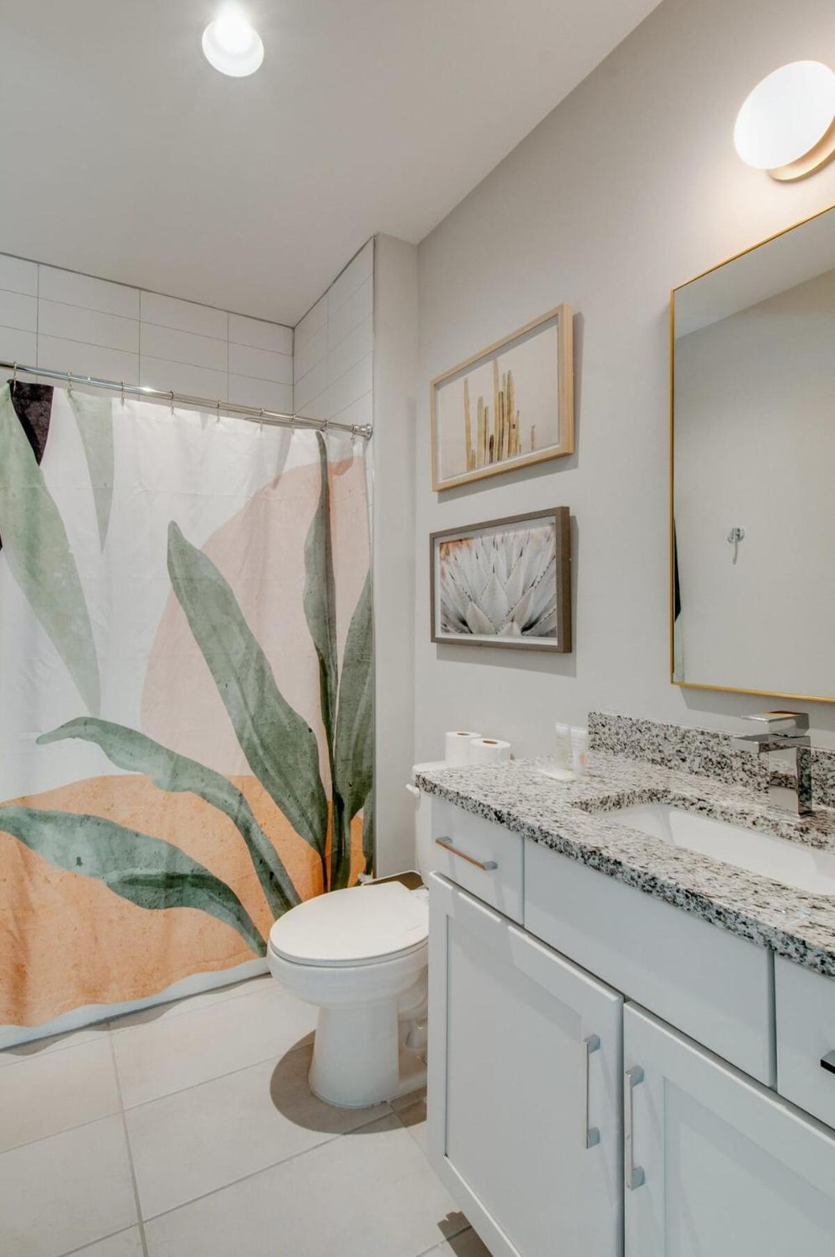 East Nash Double - 26 Beds Fast * Nashville