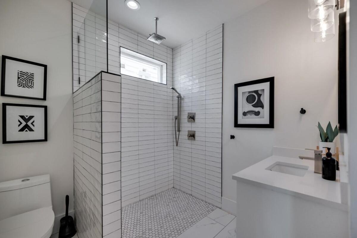 10 Percent Off Elevator Rooftop With Hot Tub & Views Holiday home