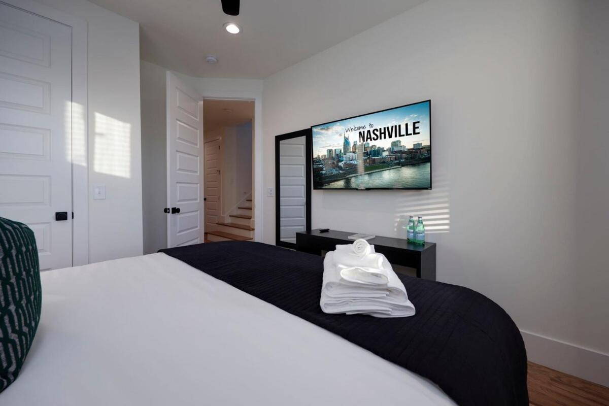 Holiday home 10 Percent Off Elevator Rooftop With Hot Tub & Views