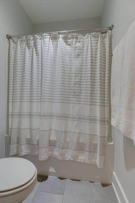 New Townhome 5 Mins To Broadway Sleeps 8 * Nashville