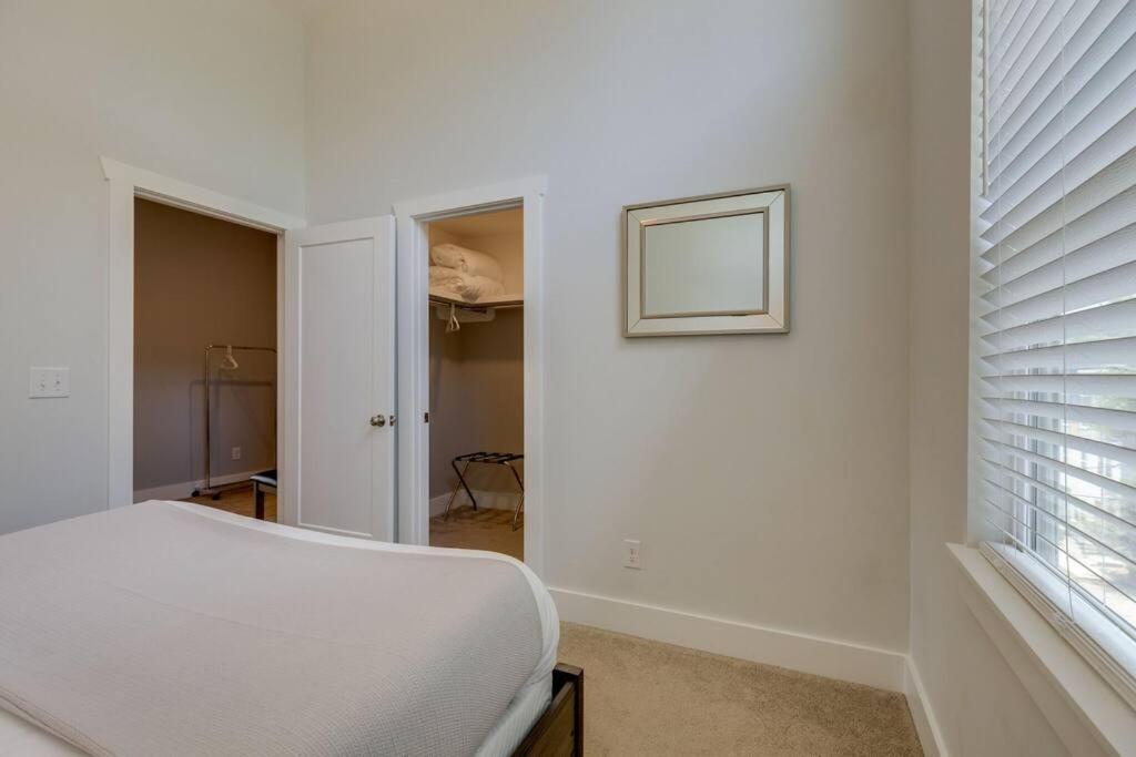 New Townhome 5 Mins To Broadway Sleeps 8 Holiday home *