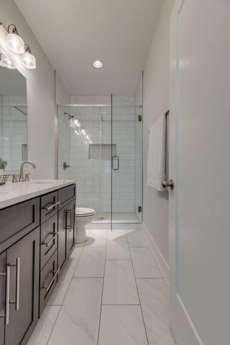 New Townhome 5 Mins To Broadway Sleeps 8 Holiday home *