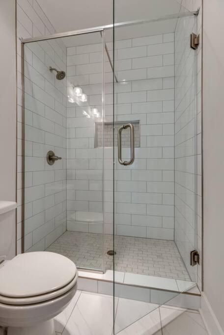 New Townhome 5 Mins To Broadway Sleeps 8 Holiday home Nashville