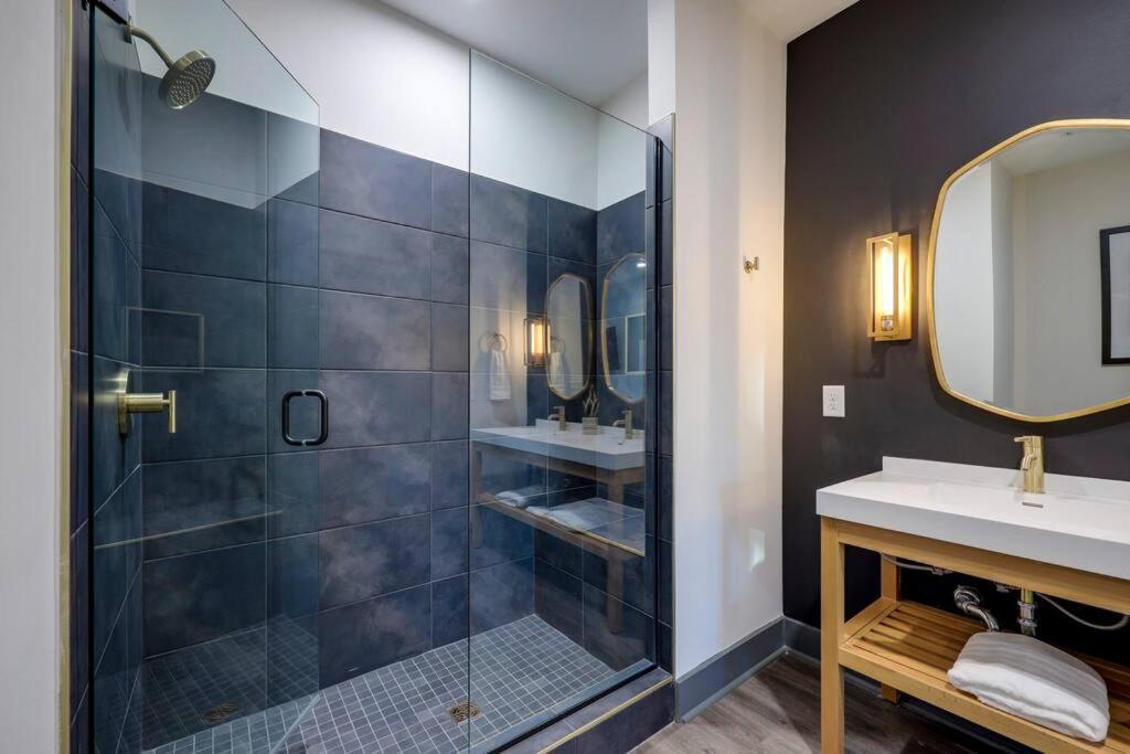 Dt Walk To Broadway 2 Bedrooms Sleeps 8 *