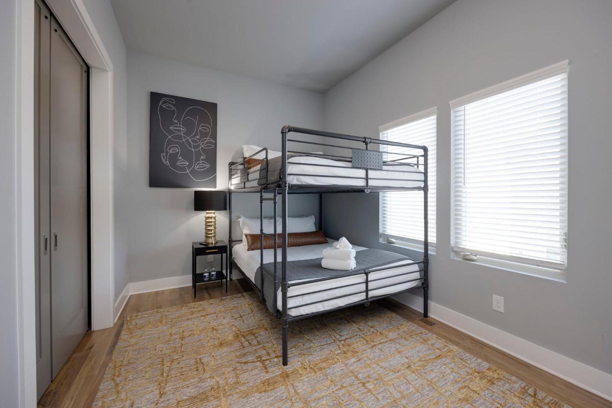 Rooftop Skyline Views Dt Nash Sleeps 12 *