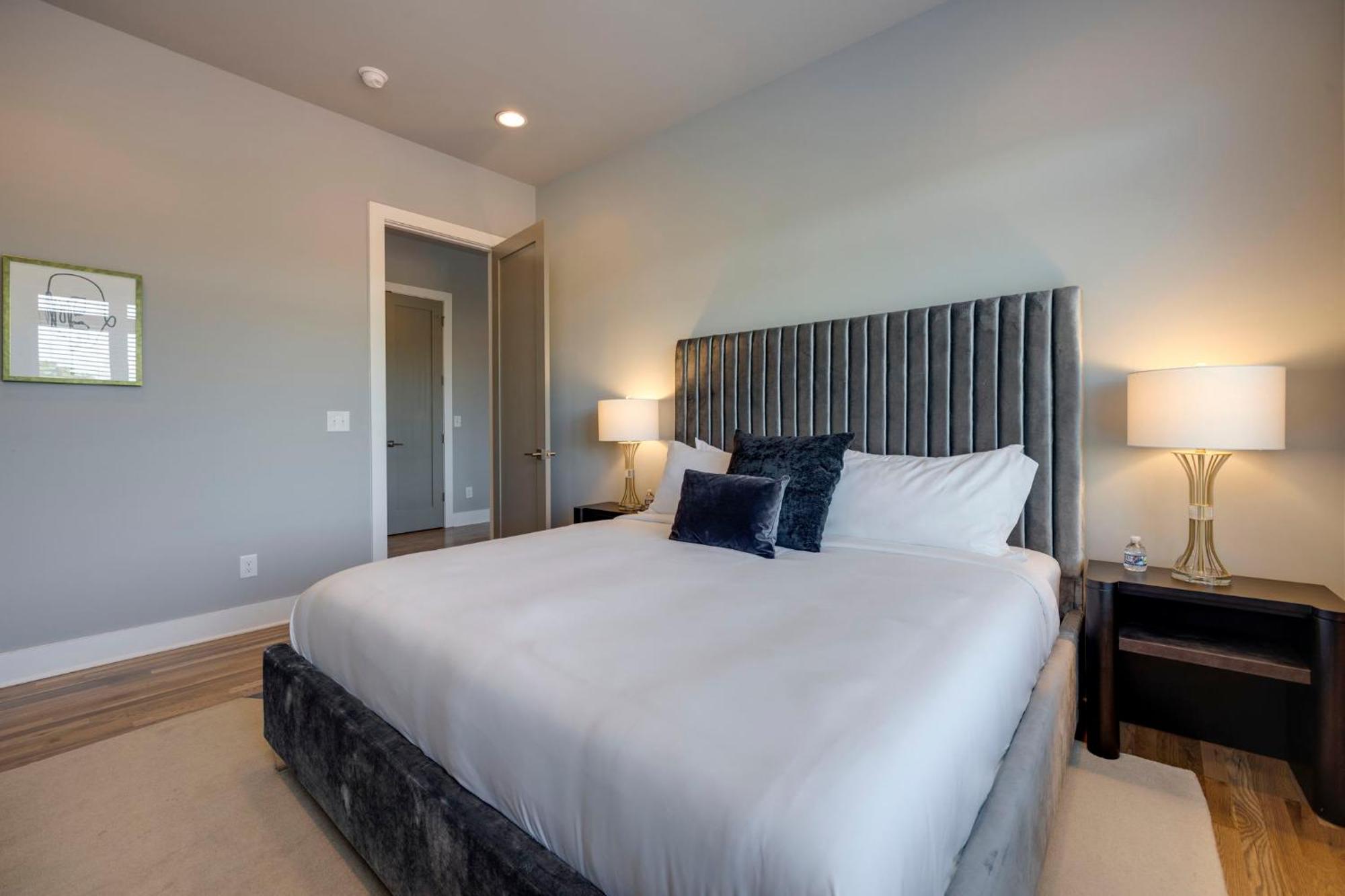 Holiday home Rooftop Skyline Views Dt Nash Sleeps 12 Nashville
