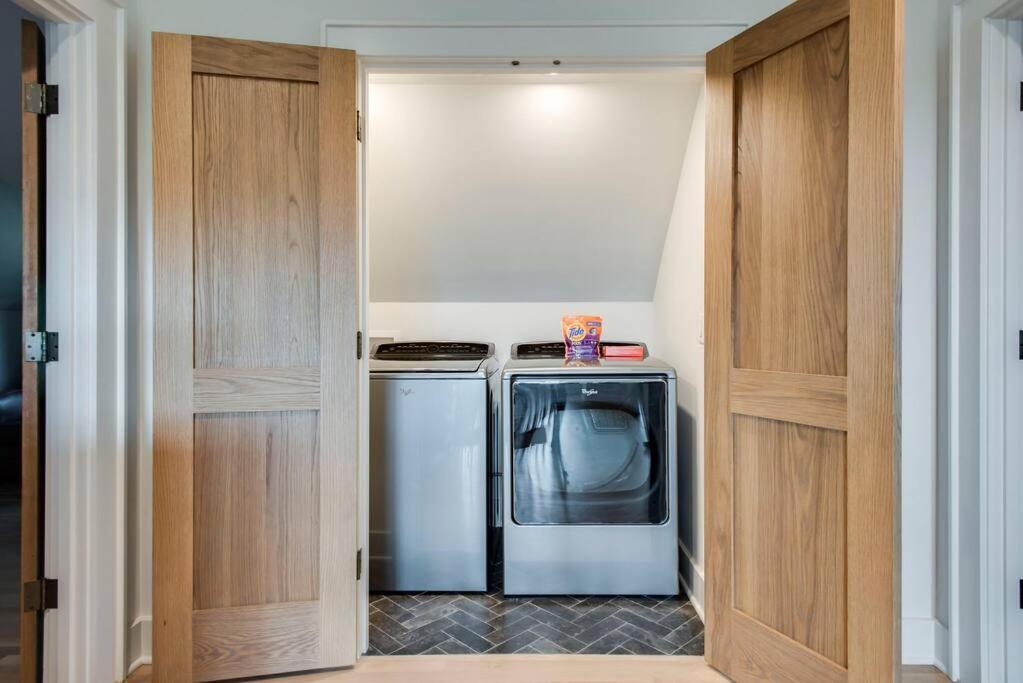 Lux West Nash Tudor 4mi To Dt Sleeps 9 Holiday home Nashville
