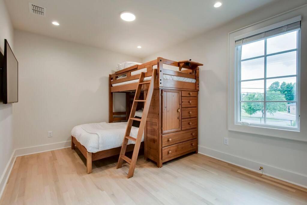 Lux West Nash Tudor 4mi To Dt Sleeps 9 Holiday home Nashville