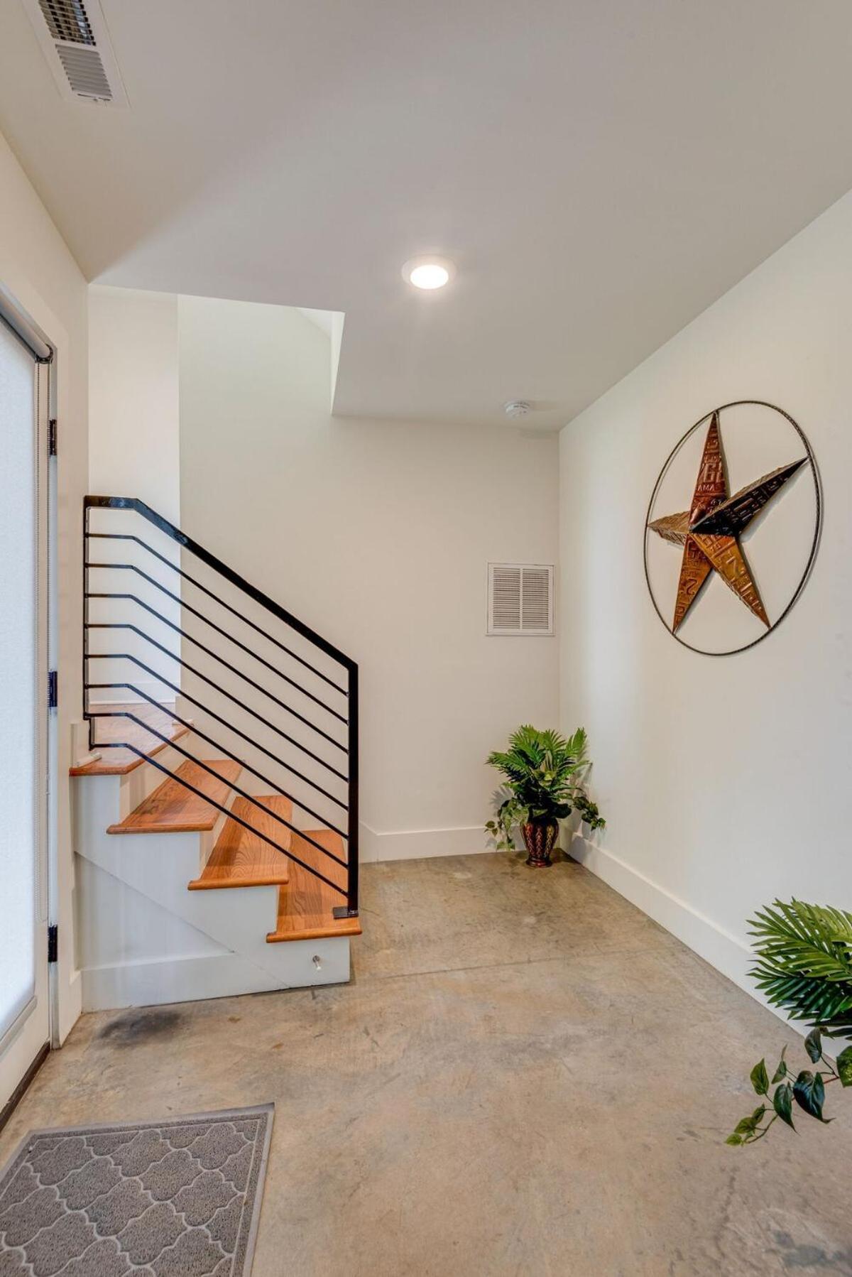 10 Percent Off New Downtown Sleeps 8 Holiday home *