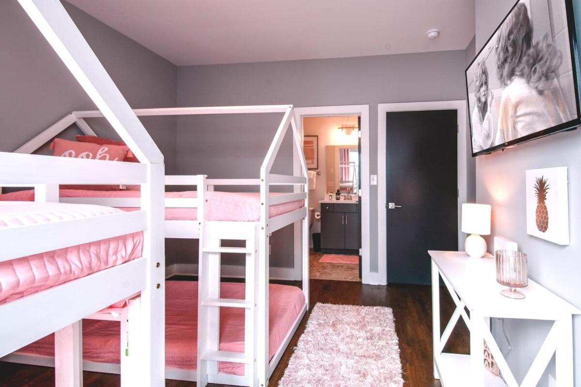 Holiday home New Dollys Dream 12 Beds Downtown Nash Opry Karaoke