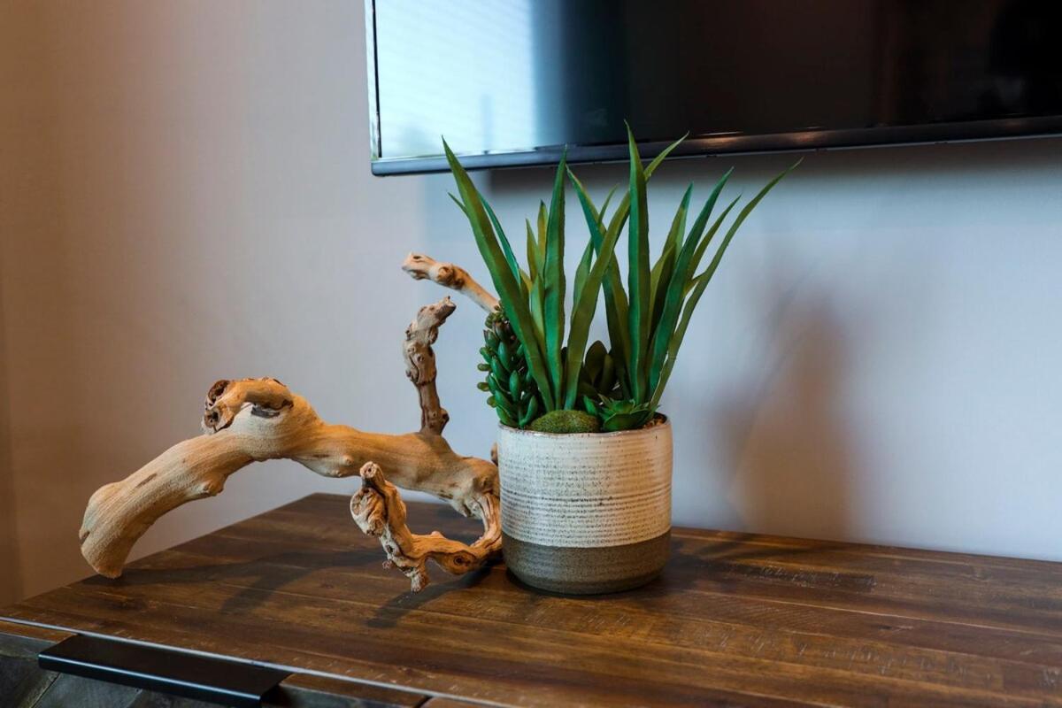 New Lux Townhome 6 Mins To Dt Rooftop Sleeps 12