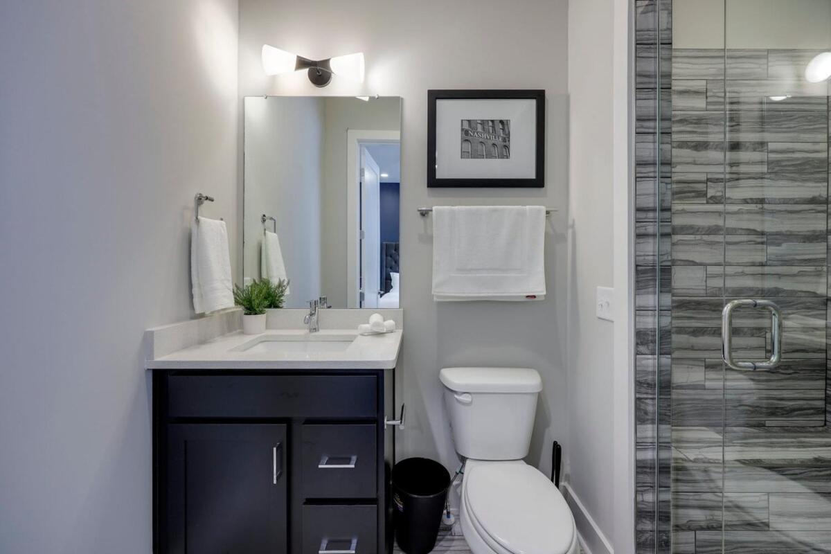 New Lux Townhome 6 Mins To Dt Rooftop Sleeps 12 *