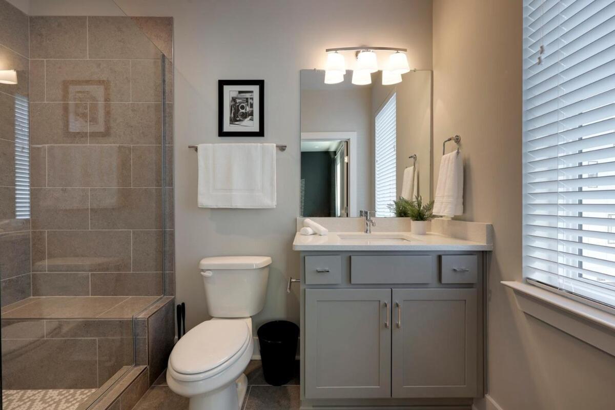 Holiday home New Lux Townhome 6 Mins To Dt Rooftop Sleeps 12