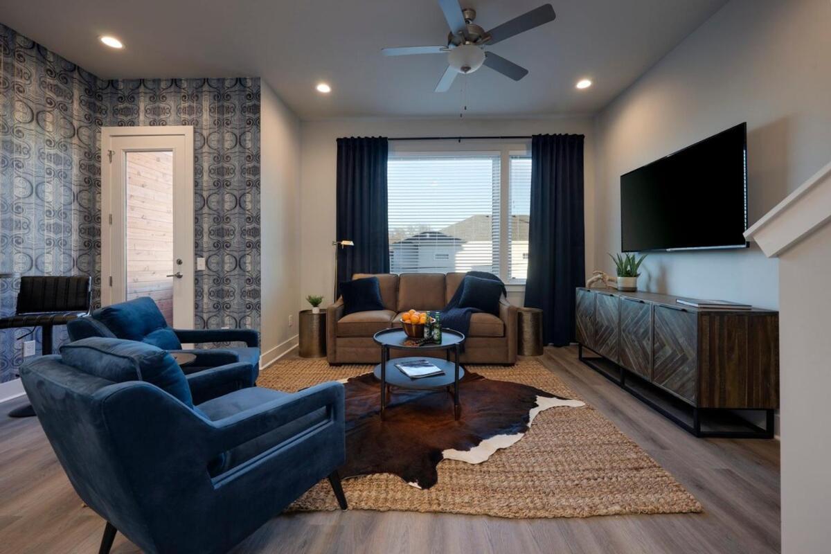 New Lux Townhome 6 Mins To Dt Rooftop Sleeps 12 *