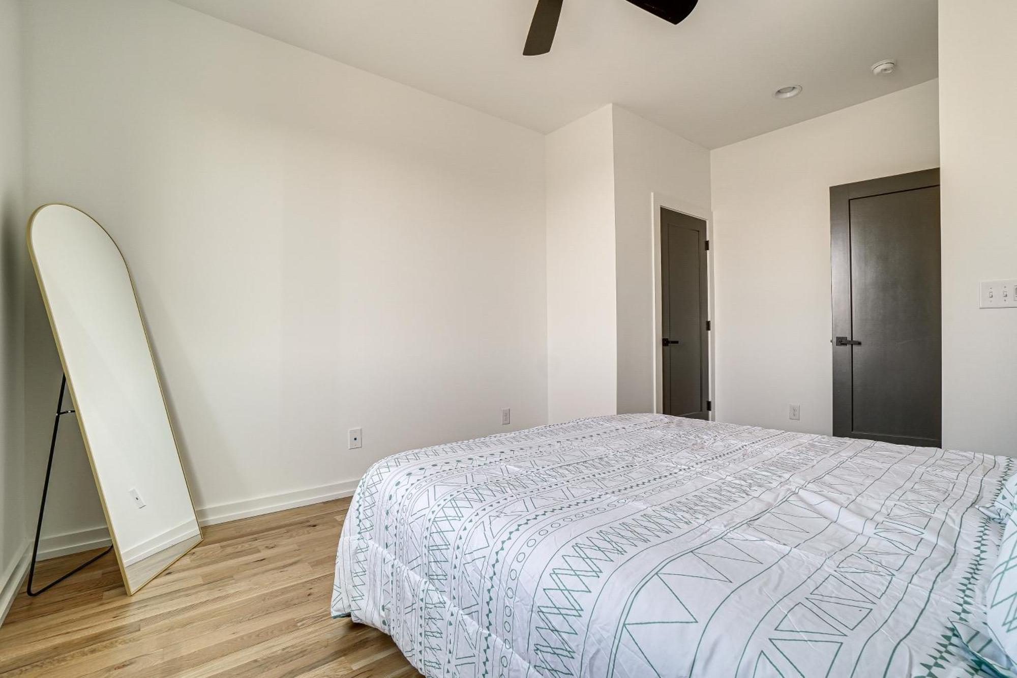 Sleek And Modern Walk To Marathon! Holiday home Nashville