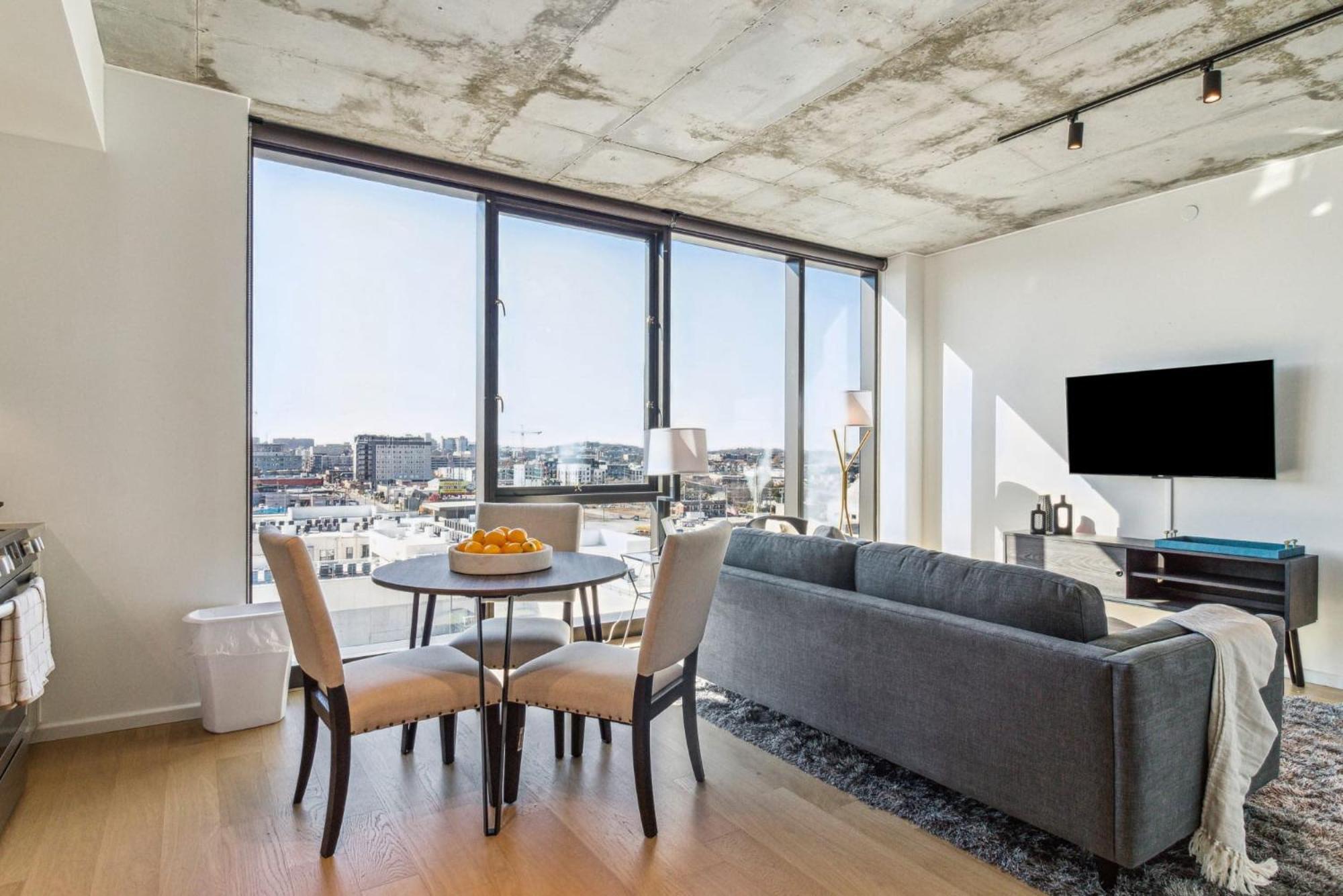 Contemporary City Living In Apartment *