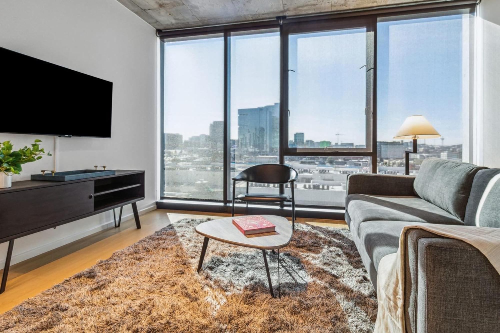 Contemporary City Living In Apartment *