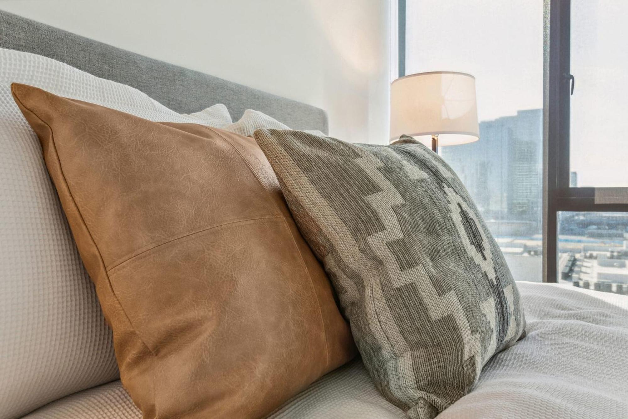 Contemporary City Living In Apartment *