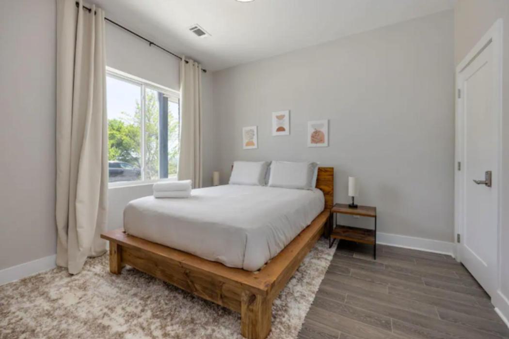 Holiday home Luxury Four-story With Rooftop Views, 10min To Downtown! Sleeps 12!