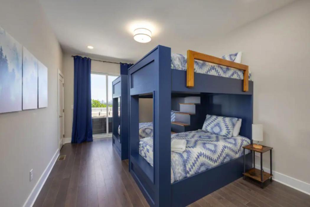 Luxury Four-story With Rooftop Views, 10min To Downtown! Sleeps 12! *