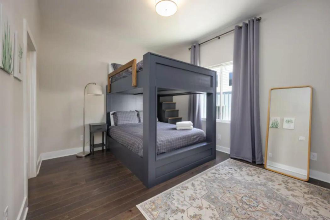 Holiday home Luxury Four-story With Rooftop Views, 10min To Downtown! Sleeps 12!