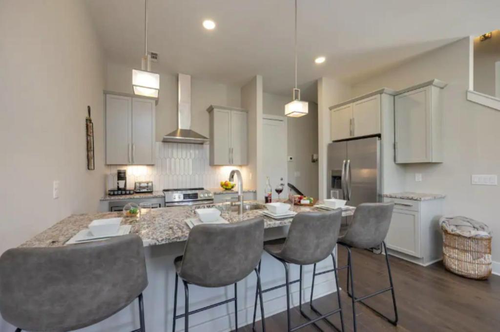 Holiday home Luxury Four-story With Rooftop Views, 10min To Downtown! Sleeps 12! *