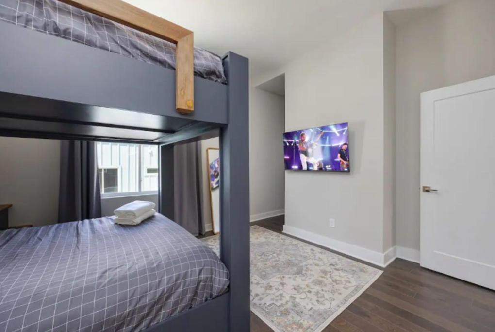 Luxury Four-story With Rooftop Views, 10min To Downtown! Sleeps 12!