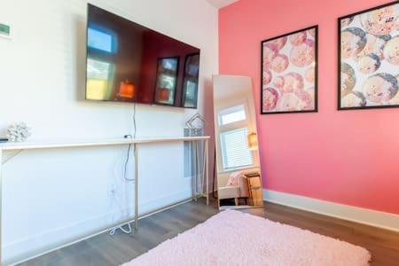 Disco Dollhouse - East + 2 8 Mi Downtown *