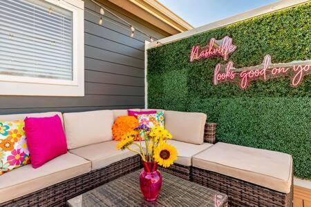 Disco Dollhouse - East + 2 8 Mi Downtown Holiday home