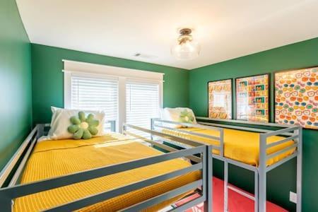 Disco Dollhouse - East + 2 8 Mi Downtown Holiday home *