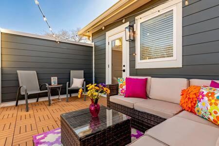 Disco Dollhouse - East + 2 8 Mi Downtown Holiday home