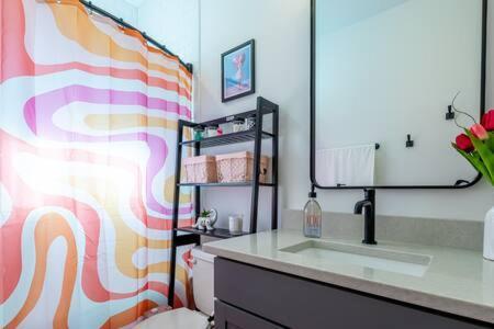 Disco Dollhouse - East + 2 8 Mi Downtown Holiday home *